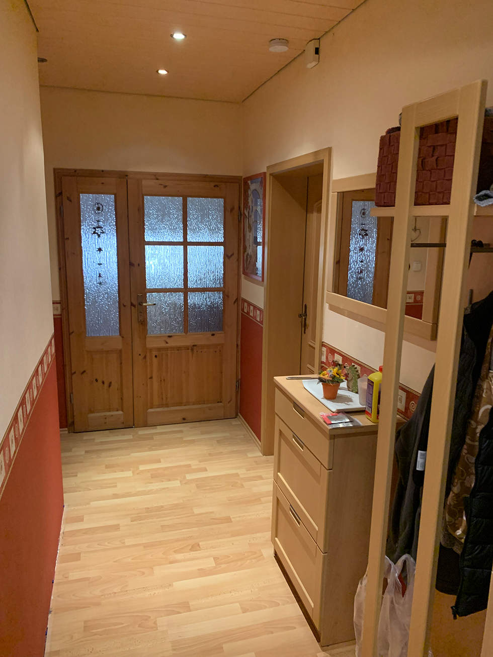 Flur vorher, beige-rote Wände