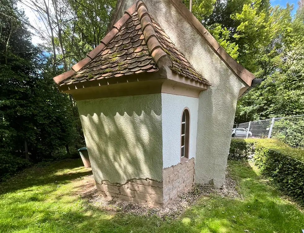 Vorher-Bild Kirche, bei der ein Stück Fassade abgetragen war